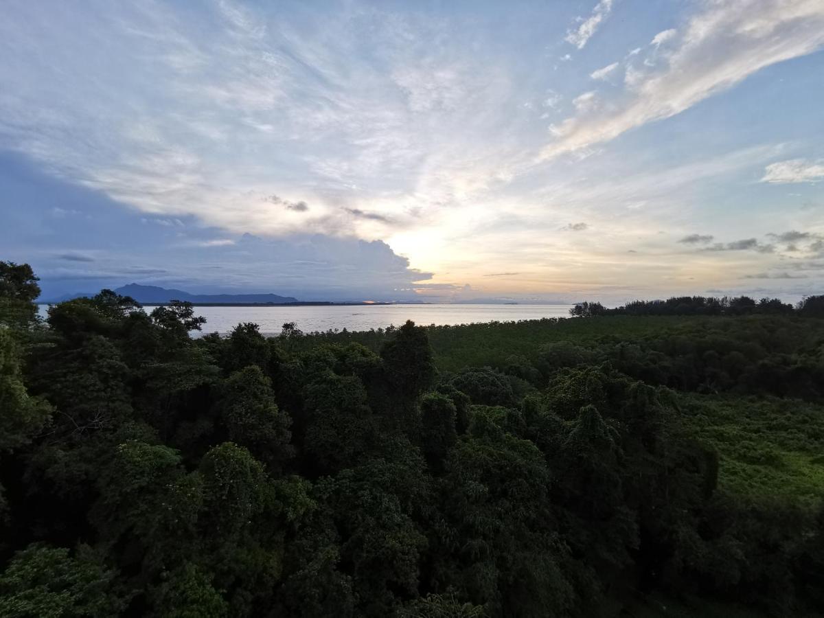 Santubong Suites B Just Like Home Damai Kuching Extérieur photo